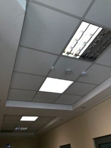 Замена потолочных наполнителей и потолочных светильников